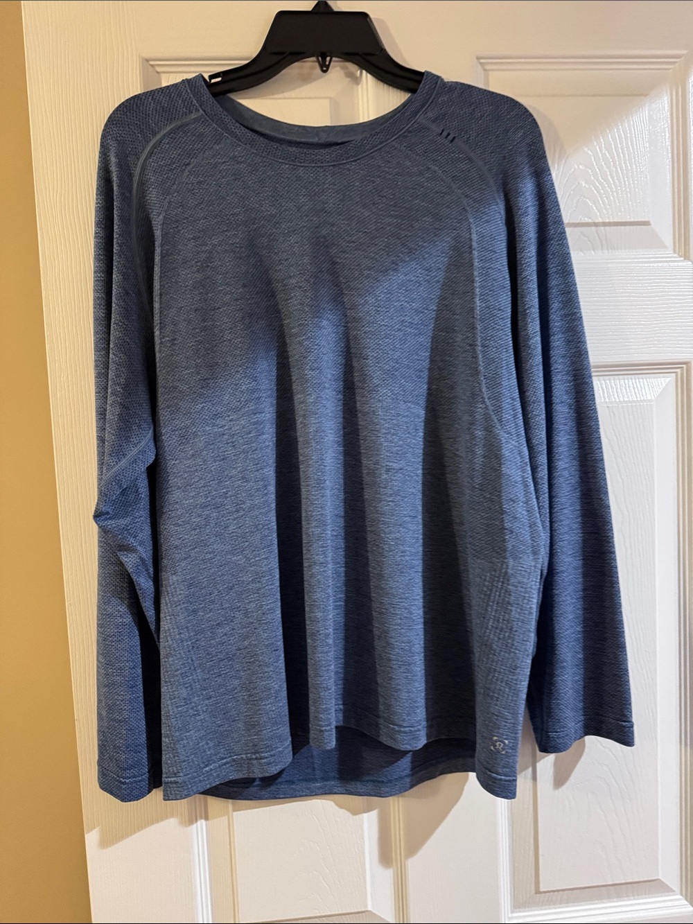 EUC Men’s Lululemon long sleeve. Blue